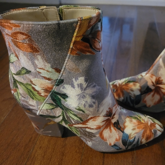 Nine West Savitra gorgeous Floral booties new size 7 - Picture 1 of 4